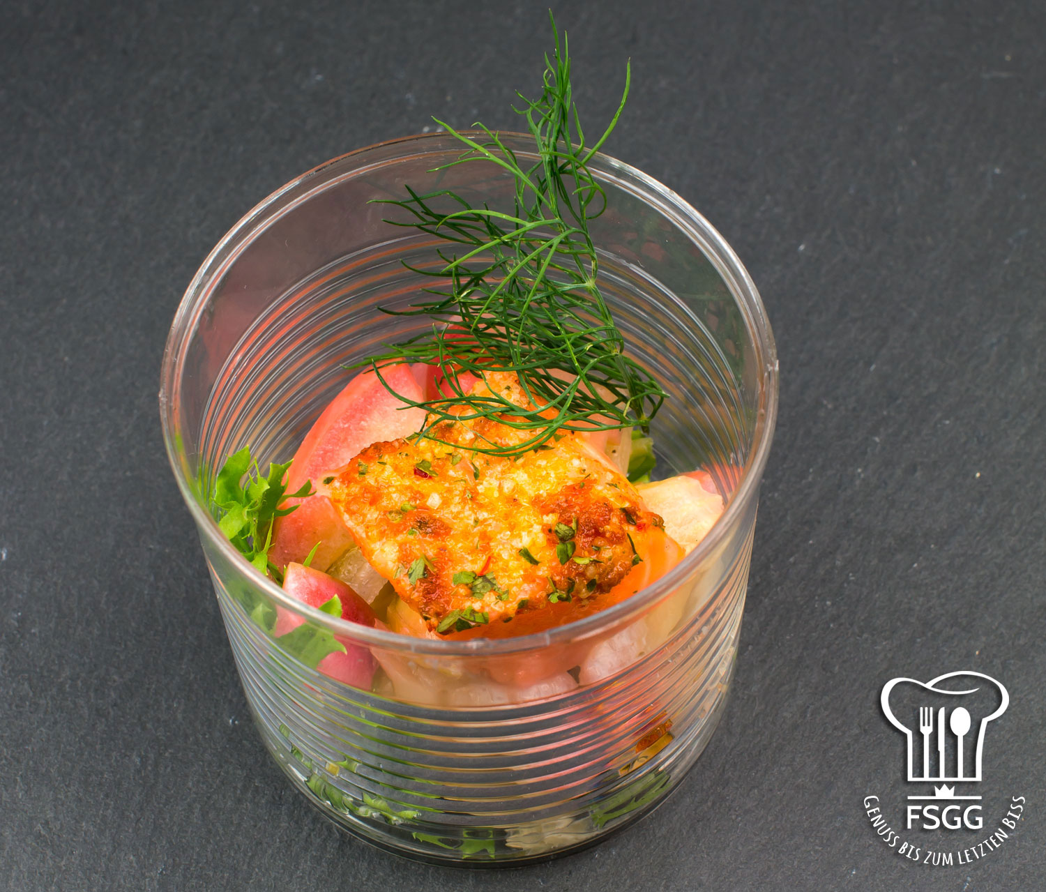 Pochierter Lachs auf Apfel-Selleriesalat mit Tomate &amp; Dill